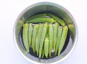 秋葵盐水浸泡后搓洗干净绒毛。