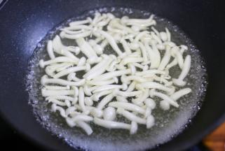 菌菇去掉根部洗净焯水2分钟。