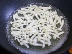 菌菇去掉根部洗净焯水2分钟。
