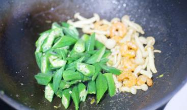 依次加入菌菇和秋葵。