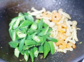 依次加入菌菇和秋葵。