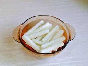 年糕条放入水中泡软。(大概10分钟左右就可以，也要根据年糕和硬度来定，总之泡软就可以)