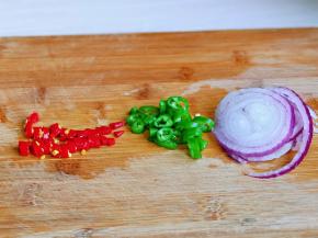 红绿辣椒洗干净切段，洋葱去皮切丝。