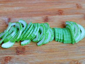 西葫芦洗干净，去掉瓤，再切片。