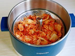 将升降火锅清洗干净，把切好的泡菜放在升降网上。