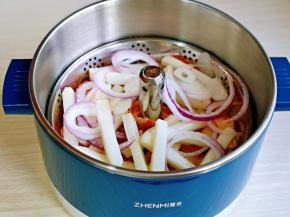 再加入泡软的年糕，洋葱丝。