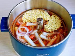 最后加入鸡汤，纯净水，韩式辣酱，方便面。(水位没过食材为佳)