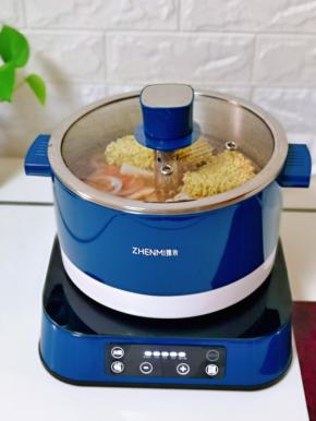 将臻米升降火锅连接电源，按开始键。火力调到猛火，也就是最大档将其煮沸。