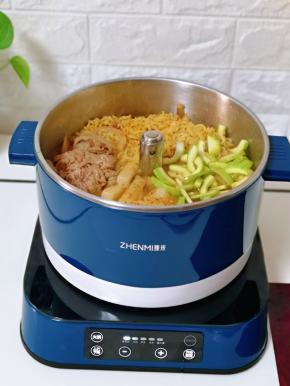 煮沸后加入肥牛卷，西葫芦片，将火力调到最小档再煮2分钟即可。