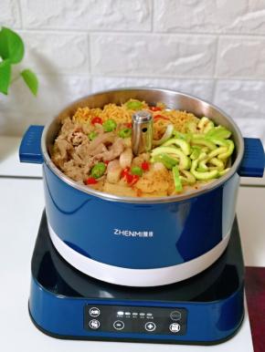 铛铛铛～按下火锅上的 “上升” 按键，所有的食物全部升起来啦！吃起来特别方便呦～不会有你在锅里我却找不到你的尴尬啦～