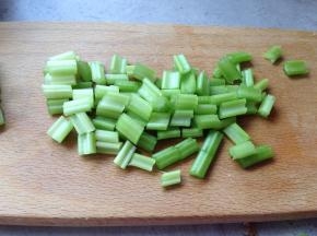 香芹洗净切小丁