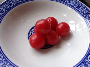 小番茄去皮备用