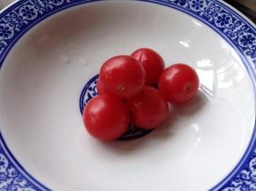 小番茄去皮备用