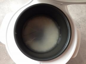 两种米混合投洗干净倒入伊莱特电饭煲加水启动煮粥程序，时间一小时