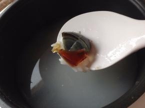 30分钟时加入皮蛋、白胡椒粉同煮，皮蛋不怕煮可以提早放入