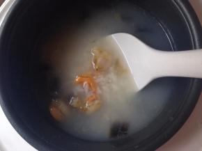 50分钟时加入虾仁、扇贝肉同煮，虾仁和扇贝易熟煮时间长了口感不好，要晚点放