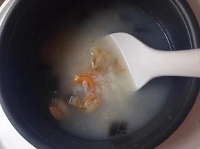 50分钟时加入虾仁、扇贝肉同煮，虾仁和扇贝易熟煮时间长了口感不好，要晚点放