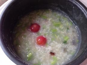 55分钟时加入芹菜丁和小番茄至结束，加适量盐调味即可