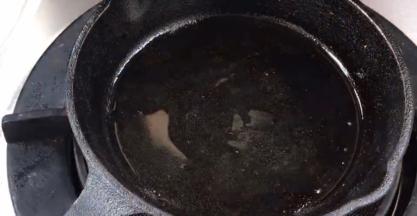 平底锅预热刷一层薄薄的油