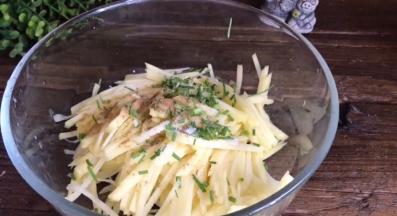 加入盐、胡椒粉和味精，充分拌匀至入味