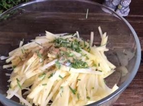 加入盐、胡椒粉和味精，充分拌匀至入味
