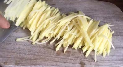 土豆去皮洗净.切成细丝