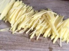 土豆去皮洗净.切成细丝