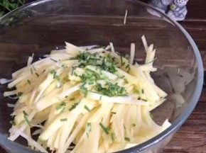 放入土豆丝中