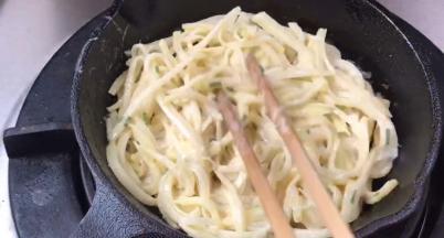 摊平，中火慢煎