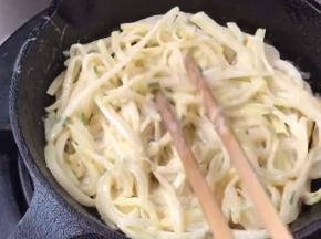 摊平，中火慢煎