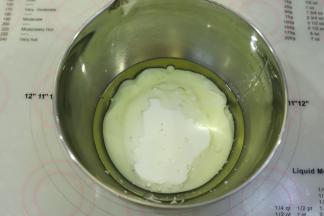 玉米油和酸奶混合均匀。