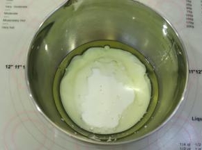 玉米油和酸奶混合均匀。