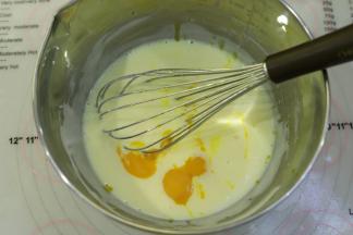 蛋黄分两次到三次加入到奶油混合物内，拌匀。