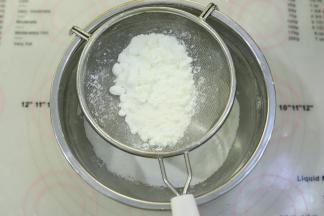 玉米淀粉和低筋面粉混合均匀。