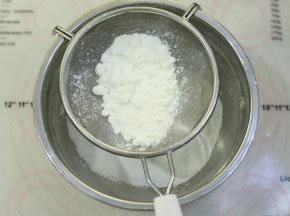 玉米淀粉和低筋面粉混合均匀。