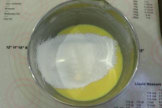 筛入蛋黄糊内，“Z”字形拌至无干粉，同时预热烤箱130度。