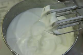 细砂糖分两次加入蛋白内，打发至湿性偏干性状态。
