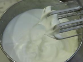 细砂糖分两次加入蛋白内，打发至湿性偏干性状态。