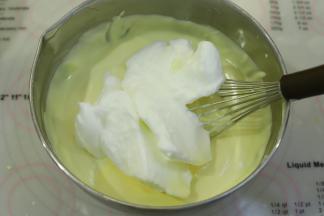 取1/3的蛋白加入蛋黄糊内，翻拌手法拌匀。