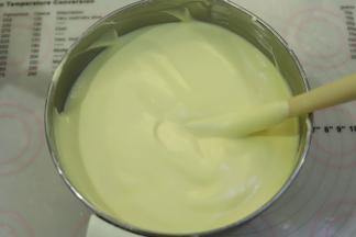 拌好的蛋糕糊倒入剩余的蛋白内，同样手法混合均匀。