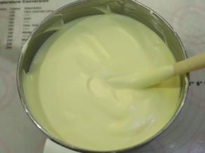 拌好的蛋糕糊倒入剩余的蛋白内，同样手法混合均匀。
