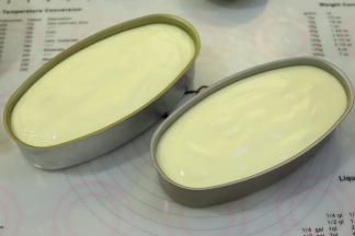 芝士模底部放入油纸，拌好的蛋糕糊倒入蛋糕模内，大概9分满。