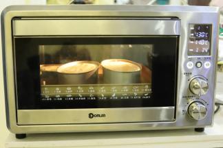 准备一个大的深烤盘，放入预热好的烤箱，倒入烤盘一半的热水，再放入蛋糕，上下火，中下层1小时5分钟。