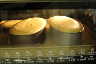 注意观察蛋糕上色的情况，如果颜色太深可以盖上锡纸，太浅可以在剩余5分钟的时候调高上火150度。