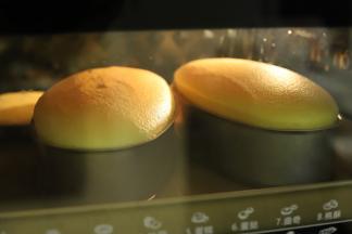 烤好的蛋糕在烤箱内闷30分钟后再取出，趁热脱模。