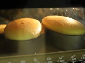 烤好的蛋糕在烤箱内闷30分钟后再取出，趁热脱模。