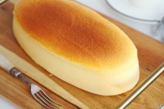 出炉的蛋糕可以趁热吃，或冰箱冷藏，个人觉得冷藏后的蛋糕口感更好哦！