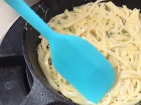 边煎边按压实