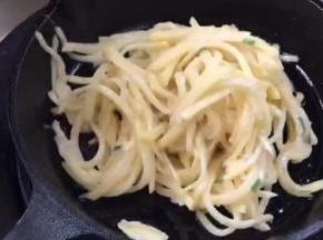放入土豆丝