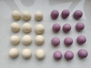 白面团和紫薯面团分别平均分成12份，滚圆